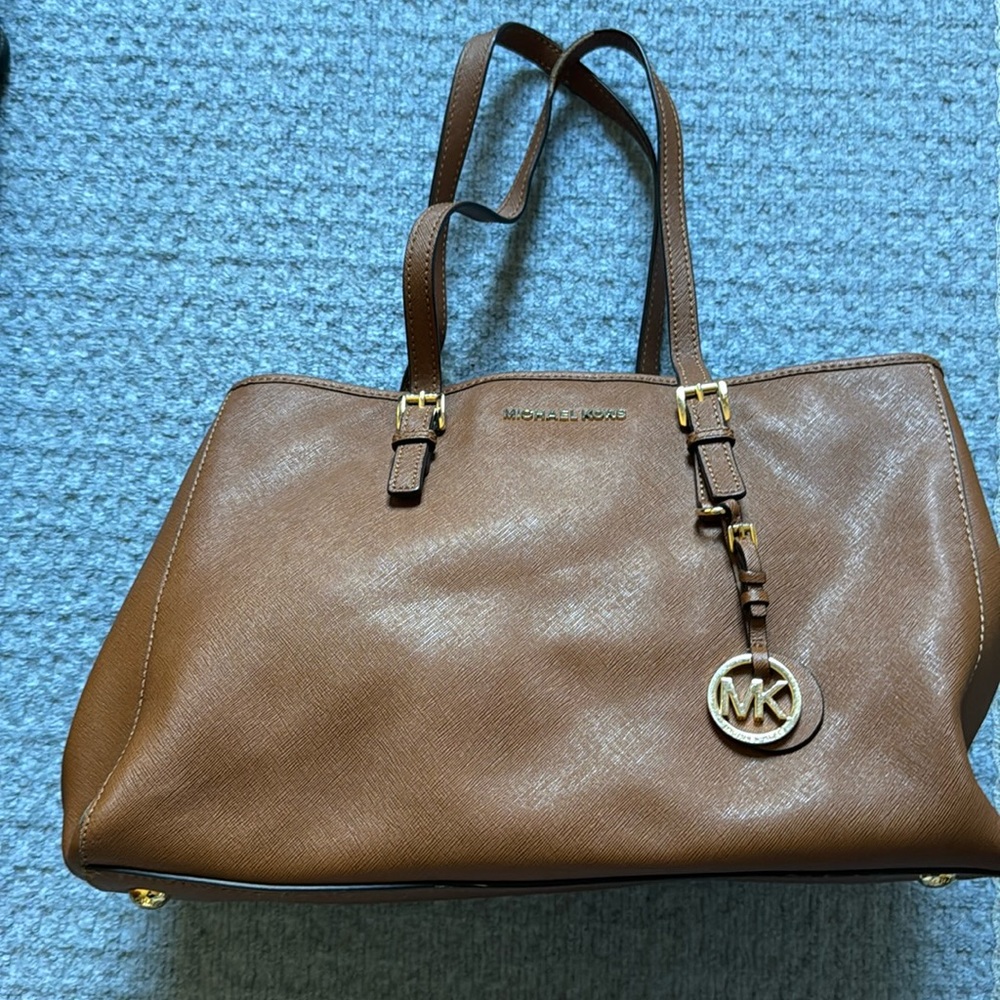 Brown MK bag. Simple and elegant style. Perfect for a stroll in the city.